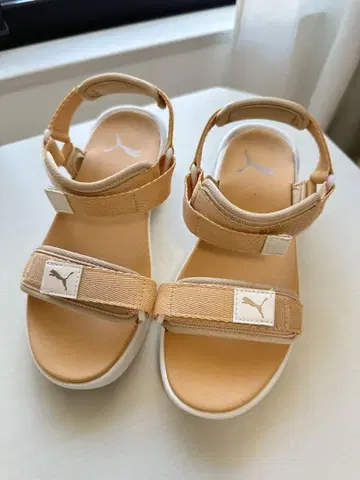 PUMA 여성 소프트라이드 VOLA 샌들 베이지