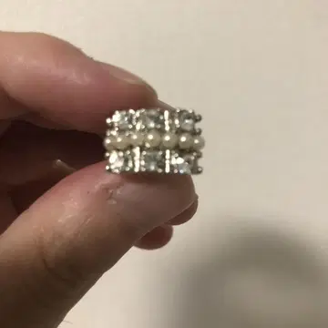 펄과 크리스탈이 세팅된 한쪽 귀걸이
