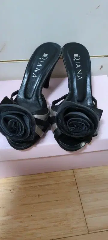 DIANA 블랙 로즈 모티브 샌들