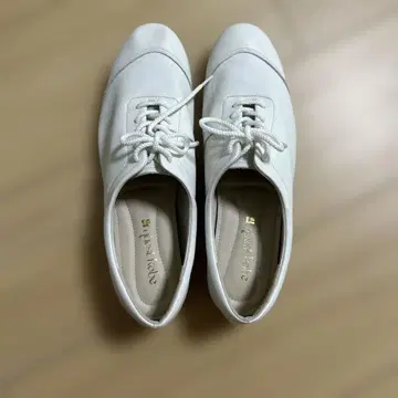 미사용 새상품급 QUEST KOBE 플랫슈즈 24.5 가죽 화이트