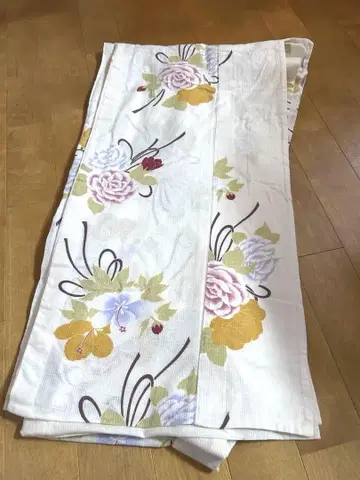 유카타 화이트 베이스 꽃무늬 꼼사데모드