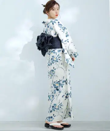 혼자서도 입을 수 있는 파란색과 흰색 꽃무늬 유카타, 오비 세트
