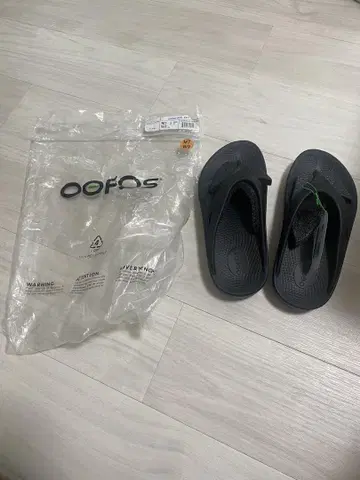 OOFOS 유니섹스 블랙 샌들 M7 W9