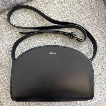 A.P.C. 하프문 숄더백 블랙