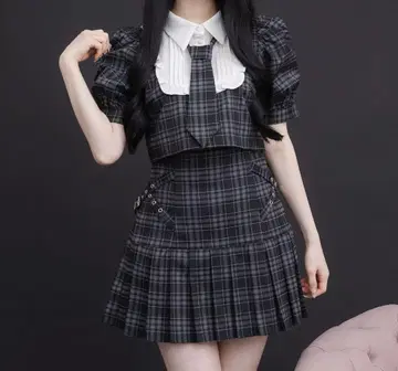 piun 넥타이 스퀘어 프릴 탑 + 사이드 벨트 플리츠 미니 스커트