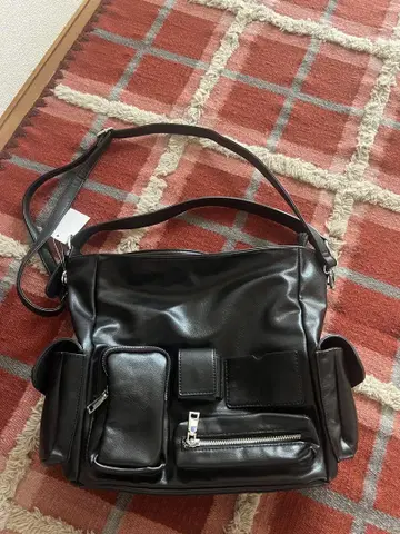 멀티 포켓 숄더백 블랙