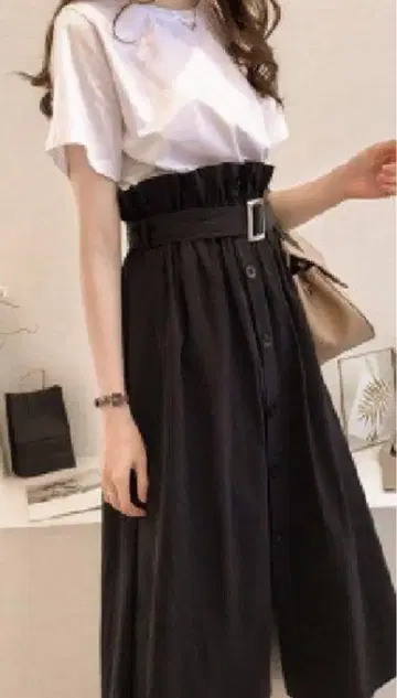 화이트 T 셋업 버튼이 달린 블랙 롱 스커트