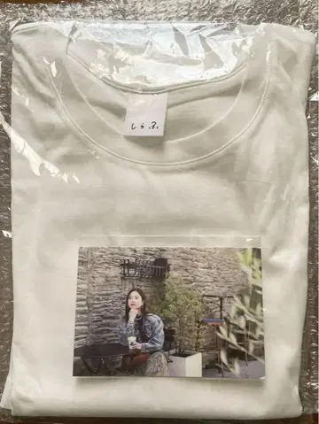 화이트 티셔츠 사진 첨부