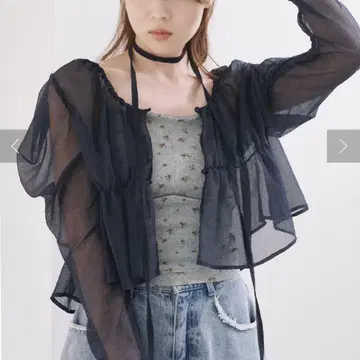 Kastane 초커 파워 숄더 블라우스 네이비 숏 기장