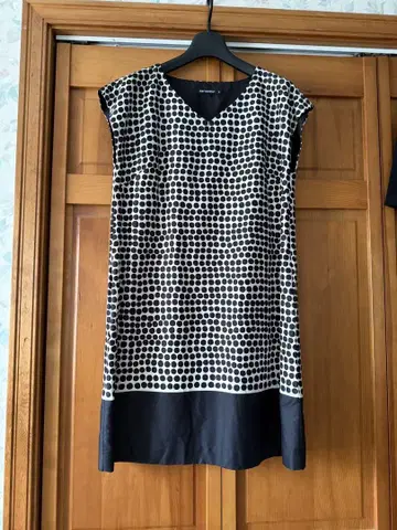 marimekko 도트 무늬 슬리브리스 튜닉