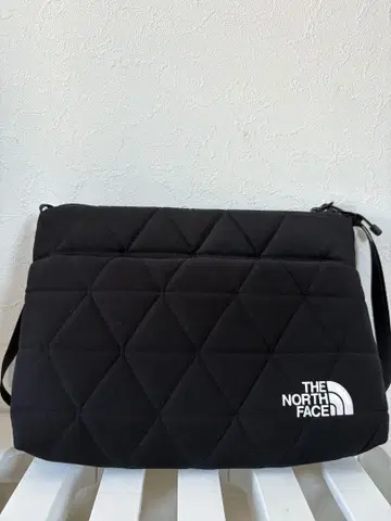 THE NORTH FACE 퀼팅 숄더백