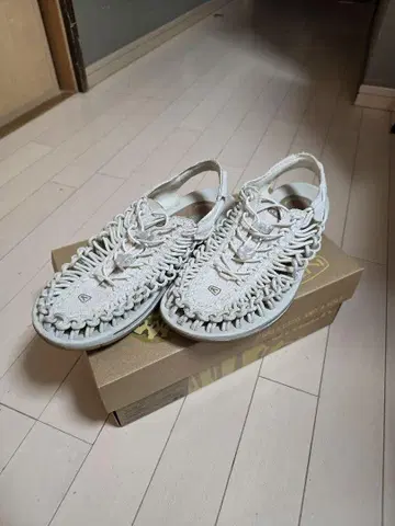 KEEN UNEEK Canvas 샌들 박스 포함