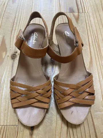 Clarks 브라운 스트랩 샌들
