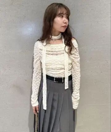 드레이프 오프 숄더 레이스 탑