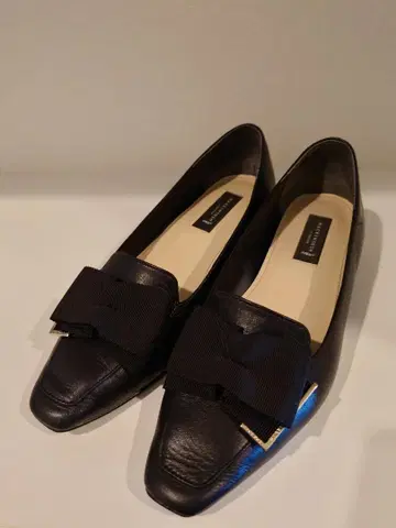 MACKINTOSH LONDON 블랙 리본 펌프스