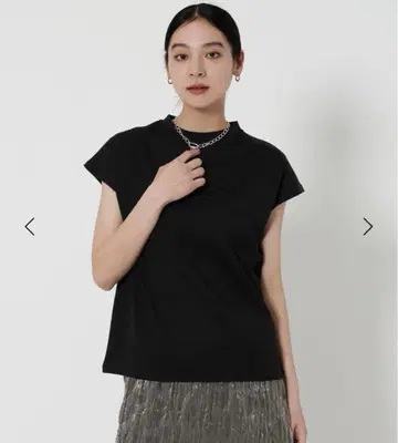 블랙 크루넥 프렌치 슬리브 티셔츠