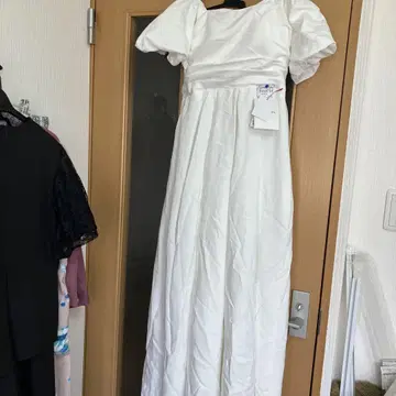 화이트 퍼프 슬리브 드레스
