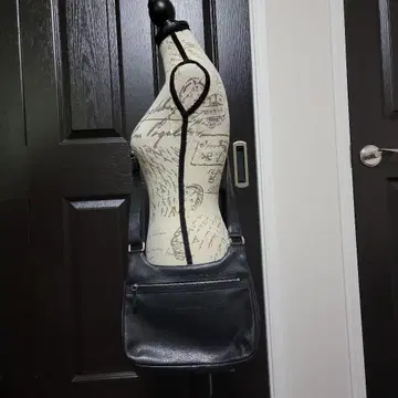 블랙 가죽 숄더백