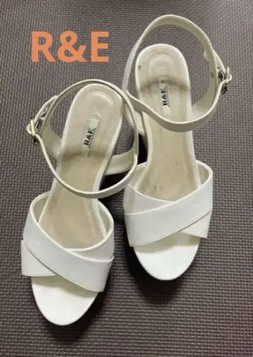 화이트 웨지솔 샌들