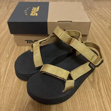 Teva 통굽 샌들 골드 사이즈 6 (23cm)