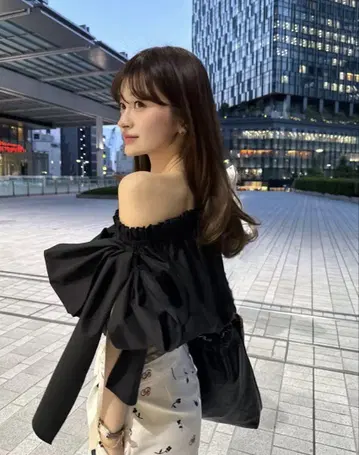 Bibiy. NUNA RIBBON TOP 블랙