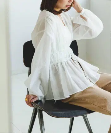 NOBLE 시어 양류 개더 블라우스
