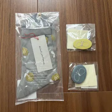 mina perhonen 양말 1점과 브로치 2점