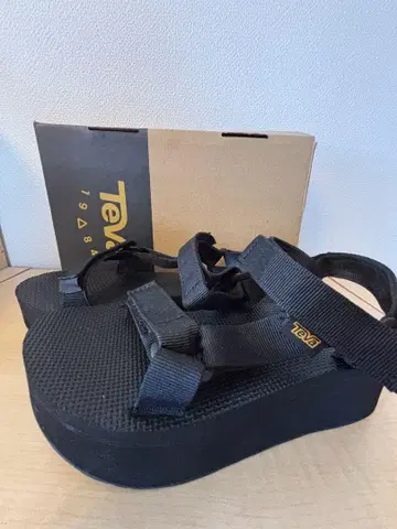 새상품급 Teva 통굽 블랙 샌들
