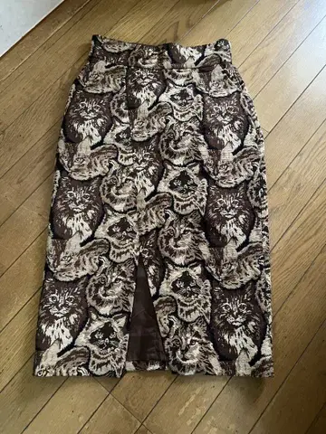 고양이 패턴 타이트 스커트 무릎 기장 브라운