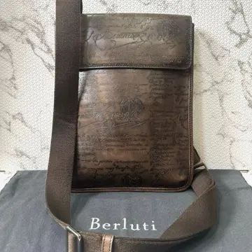 마담 올가 시대 벨루티 캘리그래피 스크릿 가죽 숄더백