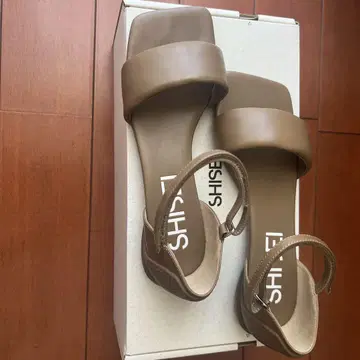 SHISEI 브라운 스트랩 샌들