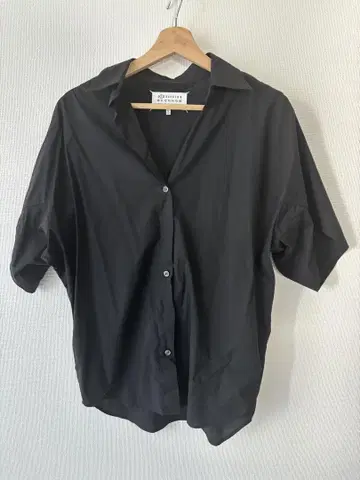 블랙 반팔 셔츠