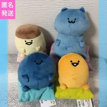 오문구와 함께 쿠션에 앉아있는 봉제 인형