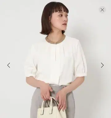 바이컬러 프론트 턱 숏 슬리브 블라우스
