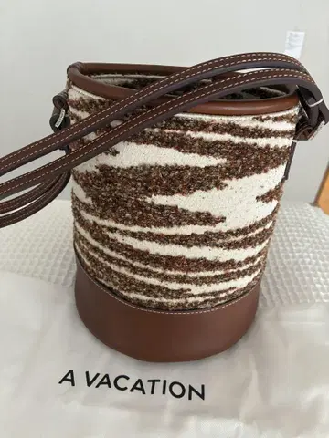 A VACATION 숄더백 브라운