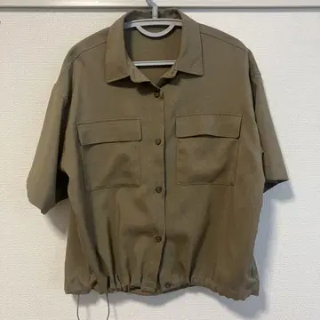 올리브색 반팔 릴랙스 핏 셔츠
