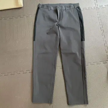 그레이 사이드 블랙 패널 슬림 핏 팬츠