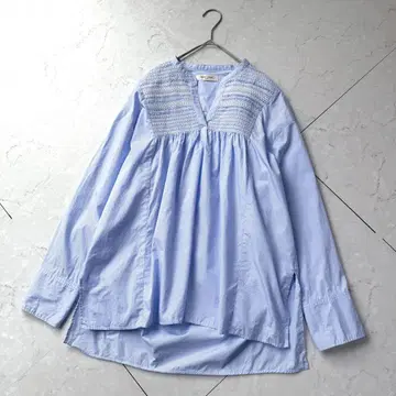 데밀크스 빔즈 스모킹 자수 블라우스 블루 스트라이프