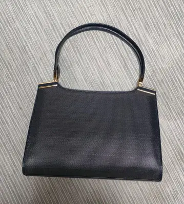 미켈레 말토위치, 일본 의류 블랙 핸드백