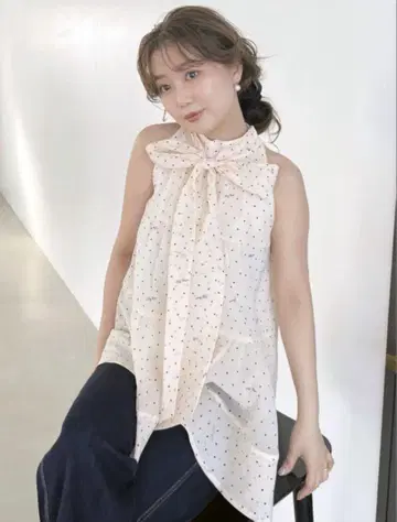 Lily Brown 아메슬리 티어드 2way 블라우스 베이지