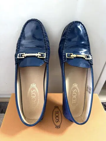 TOD'S 네이비 여성용 에나멜 모카신/새상품급