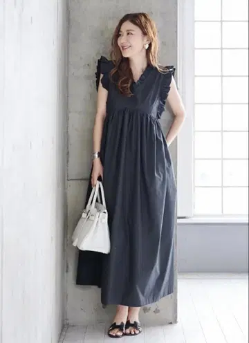 미사용 새상품 OBLI 백 오픈 프릴 원피스 블랙 사이즈 1
