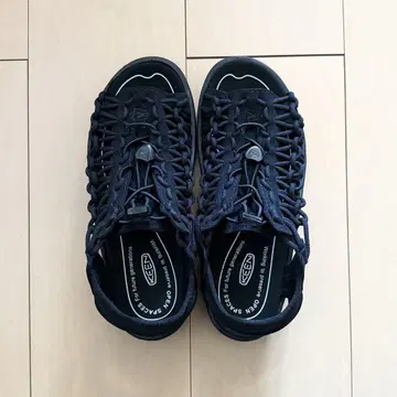 KEEN 블랙 오픈토 샌들
