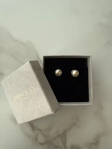 JIMMY CHOO 펄 귀걸이 골드