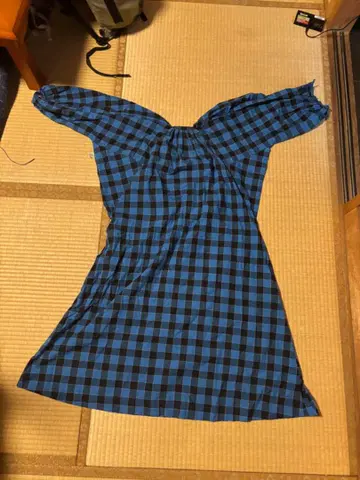 파랑과 블랙 체크 무늬 오프숄더 원피스