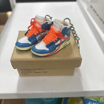 오프 화이트 에어 조던 1 미니어처 키체인 포함