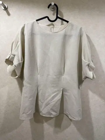 크림색 벌룬 소매 반팔 셔츠