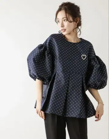 [미사용 새상품] 브로치 포함 Lajour 라 도트 자카드 상의
