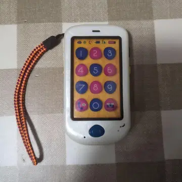 B. toys 첫 스마트폰 HiPhone! 휴대폰 완구
