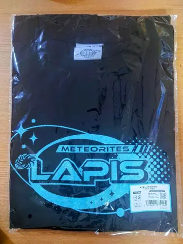 메테오라 FIRST 1MPACT 글리터 로고 티셔츠 Lapis